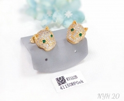 Green eyes leopard model earring