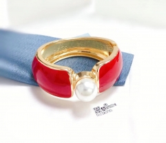 Red pattern style pearl bangle