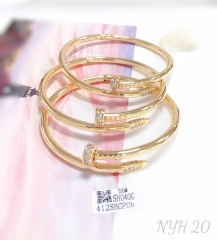 Snag shape fashion bangle set