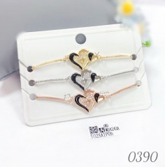 A simple heart bracelet in a luxurious style