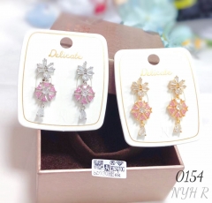 Flower-shaped zircon earrings
