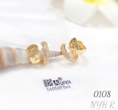 Gold earrings with diamonds