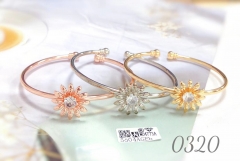 The latest 18K gold-plated zircon flower three-color bracelet for ladies