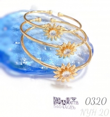 The latest 18K gold-plated zircon flower bracelet for ladies as a gift