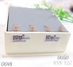 Pequeños pendientes de circonita chapados en oro