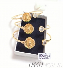 Portraits shape shiny bangle set