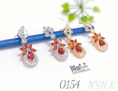 The bride has long zircon flower-shaped fashionable pendant earrings