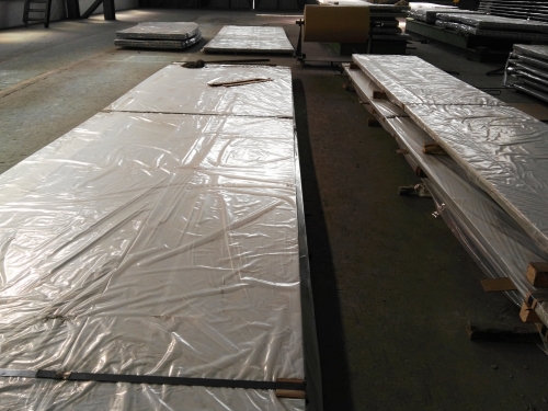 Extra-grade stainless steel plate