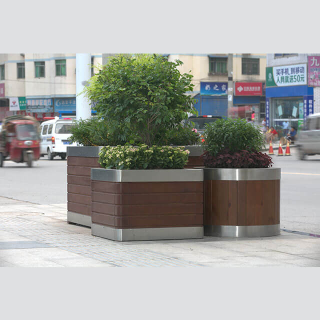 Municipal outdoor road isolation fence flower box is not only an isolation, but also a bright landscape on the road