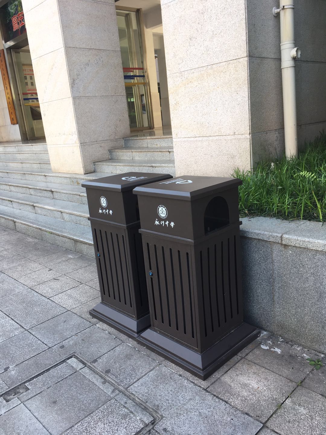 simple black metal iron dustbin