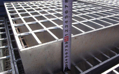 Heavy duty steel grating