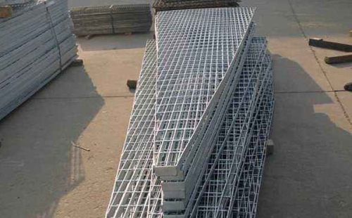 Irregular steel grating