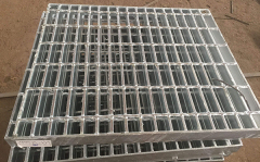 Heavy duty steel grating