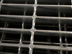 Pressure welded steel grating