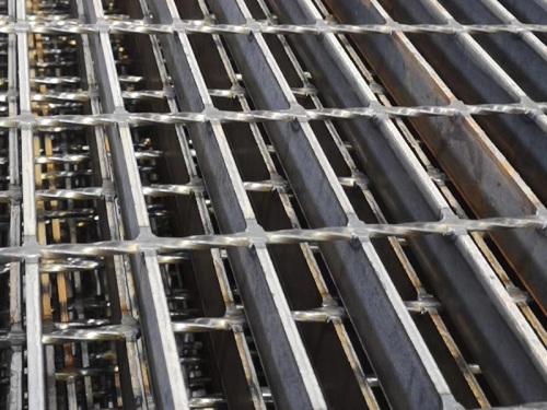 Pressure welded steel grating