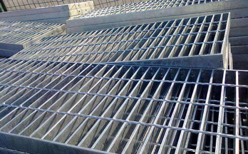 Pressure lock steel grating