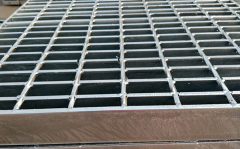 Heavy duty steel grating