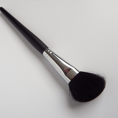 Blush Brush for highlighting bronzing contouring suitable for creams and powders vegan friendly