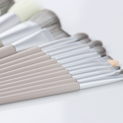 Professional makeup set with innovative brush shapes, more suitable for the makeup needs of the face and eye lines
