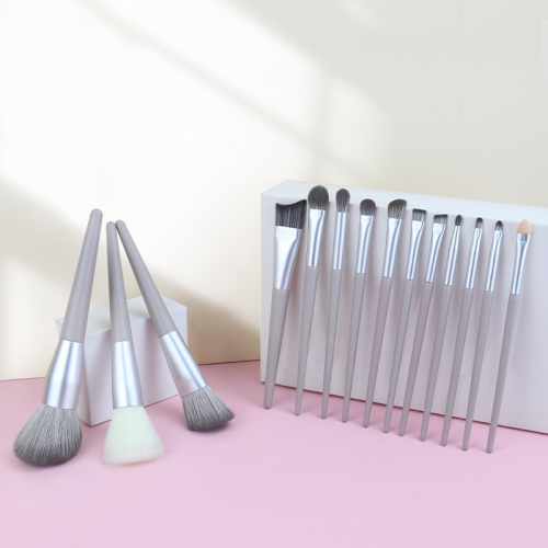 Professional makeup set with innovative brush shapes, more suitable for the makeup needs of the face and eye lines