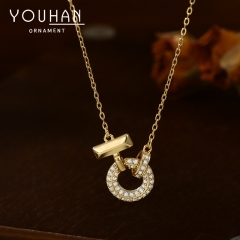 قلادة نسائية تصميم شكل دائري مطلية ذهب ومزينة بالزاركون