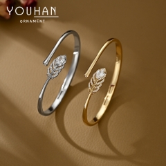 سوارة نسائية تصميم شكل ورقة شجر مطلي ذهب ومزينة بالزاركون