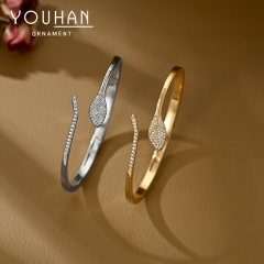 سوارة نسائية مطلية ذهب تصميم شكل ثعبان مزينة بالزاركون