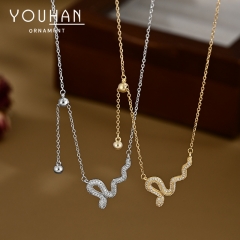 قلادة نسائية مطلية ذهب تصميم شكل ثعبان مزينة بالزاركون