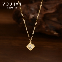 قلادة نسائية مطلية ذهب تصميم شكل مربع مزينة بالزاركون