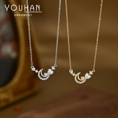 قلادة سائية مطلية ذهب تصميم شكل هلال وقلب مزينة بالزاركون