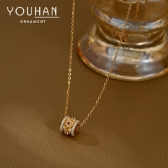 قلادة نسائية مطلية ذهب تصميم كلاسيكي مزينة بالزاركون