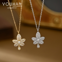 قلاددة نسائية مطلية ذهب تصميم شكل وردة مزينة بالزاركون