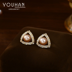 حلق نسائي مطلي ذهب ستايل كوري مزين بالزاركون واللؤلؤ -ابرة الحلق من فضة