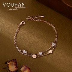 سوارة نسائية مطلية ذهب تصميم شكل قلوب مزينة بالزاركون