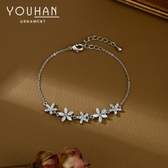 سوارة نسائية تصميم شكل ورود مزينة بالزاركون