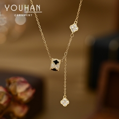 قلادة نسائية مطلية ذهب تصميم كلاسيكي مزينة بالزاركون