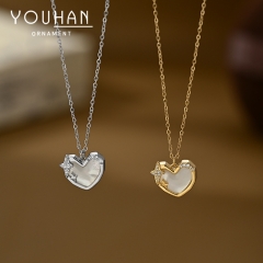 قلادة نسائية مطلية ذهب تصميم شكل قلب مزينة بالزاركون