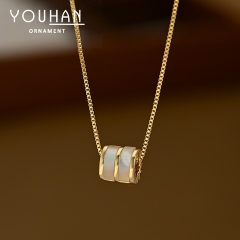 قلادة نسائية مطلية ذهب ستايل كوري مزينة باللؤلؤ