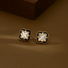 حلق نسائي مطلي ذهب تصميم كلاسيكي مزين باللؤلؤ