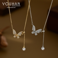 قلادة نسائية مطلية ذهب تصميم شكل فراشة مزينة بالزاركون واللؤلؤ