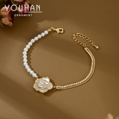 سوارة نسائية مطلية ذهب تصميم شكل وردة مزينة باللؤلؤ والزاركون