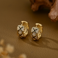 حلق نسائي مطلي ذهب تصميم كلاسيكي مزين بالزاركون