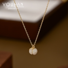 قلادة نسائية مطلية ذهب تصميم شكل دائري مزينة بالزاركون