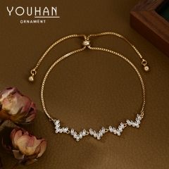 سوارة نسائية مطلية ذهب تصميم شكل تخطيط قلب مزينة بالزاركون