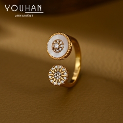 خاتم نسائي مطلي ذهب تصميم كلاسيكي مزين بالزاركون