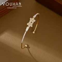 سوارة نسائية مطلية ذهب تصميم شكل ورود مزينة بالزاركون