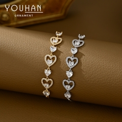 سوارة نسائية مطلية ذهب تصميم شكل قلوب مزينة بالزاركون