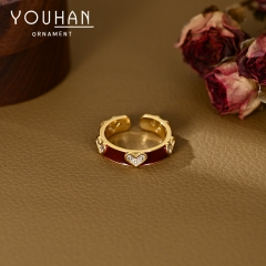 خاتم نسائي مطلي ذهب تصميم شكل قلوب مزين بالزاركون