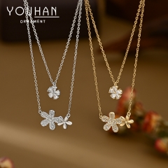 قلادة نسائية مطلية ذهب تصميم شكل ورود مزينة بالزاركون