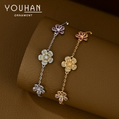 سوارة نسائية مطلية ذهب تصميم شكل ورود مزينة بالزاركون